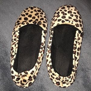 Dearfoams cheetah print slippers. Size 7-8